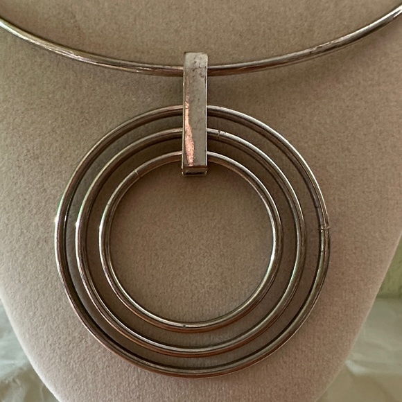 Chic Silver Triple Circle Necklace - Picture 2 of 4